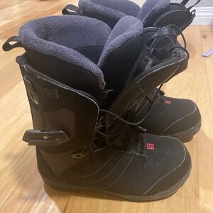 Snowboarding boots